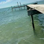 Retro Lakefront House With A Dock Alpesi faház