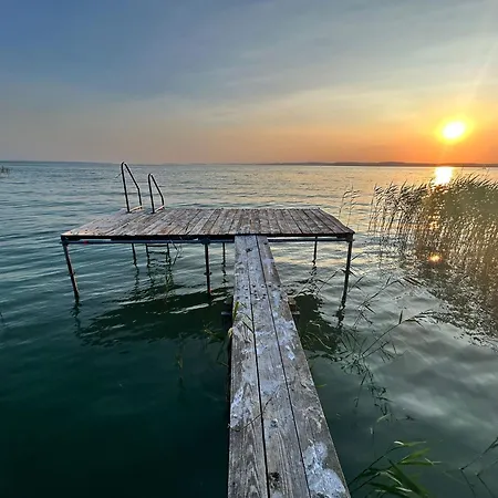 シャレー Retro Lakefront House With A Dock Balatonvilágos