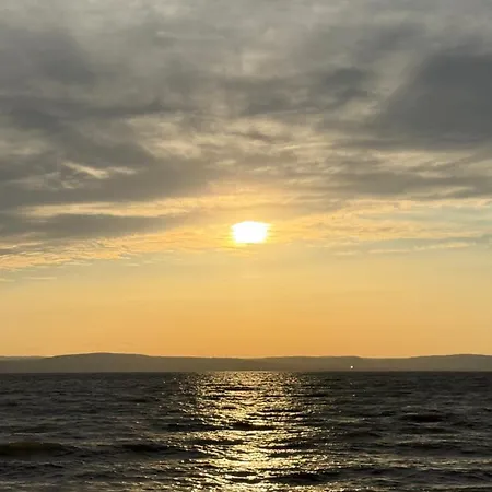 Retro Lakefront House With A Dock 木屋