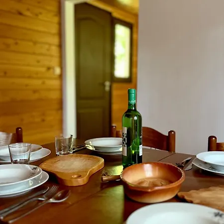 Retro Lakefront House With A Dock 木屋 *