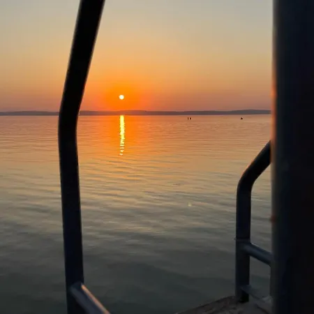 Retro Lakefront House With A Dock Chalé