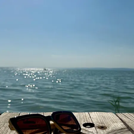 木屋 Retro Lakefront House With A Dock