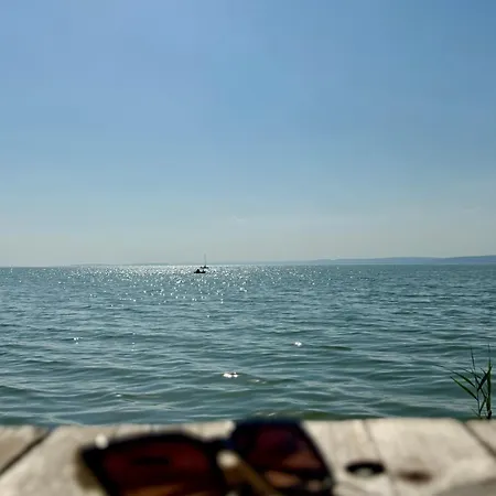 Chalé Retro Lakefront House With A Dock