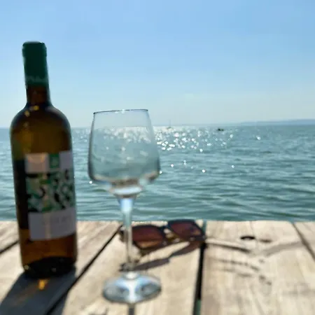 木屋 Retro Lakefront House With A Dock