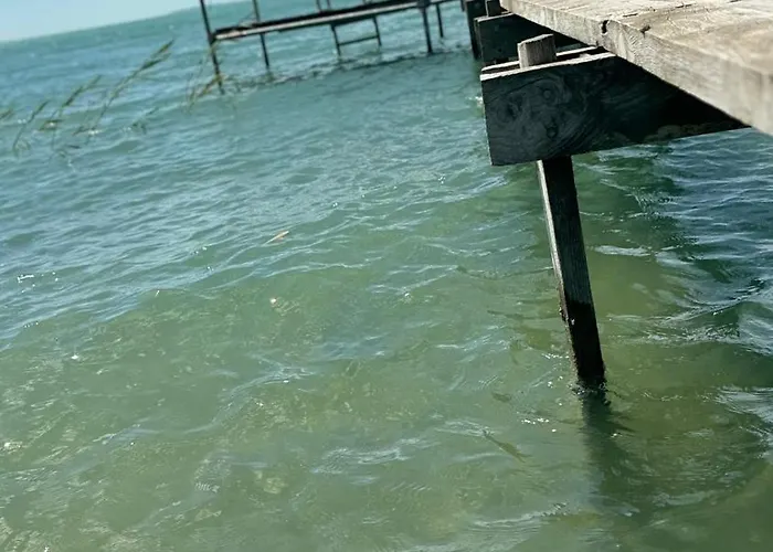 Retro Lakefront House With A Dock Chalet