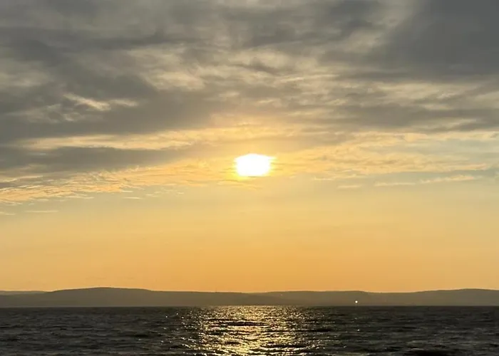 Retro Lakefront House With A Dock シャレー