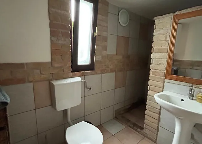 Retro Lakefront House With A Dock Chalet