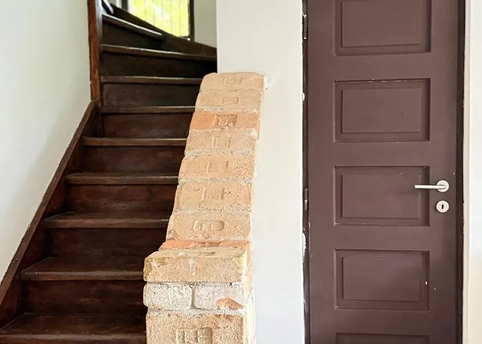 Retro Lakefront House With A Dock シャレー