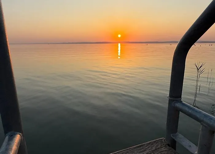 Retro Lakefront House With A Dock シャレー *