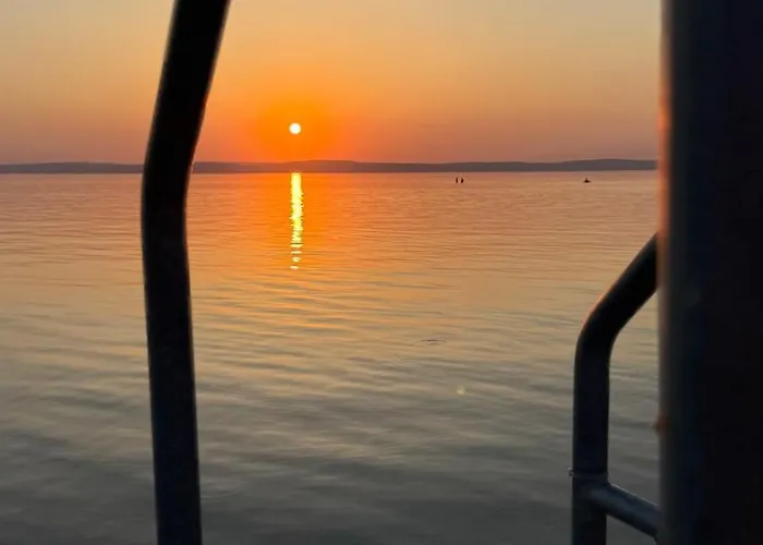 Retro Lakefront House With A Dock シャレー