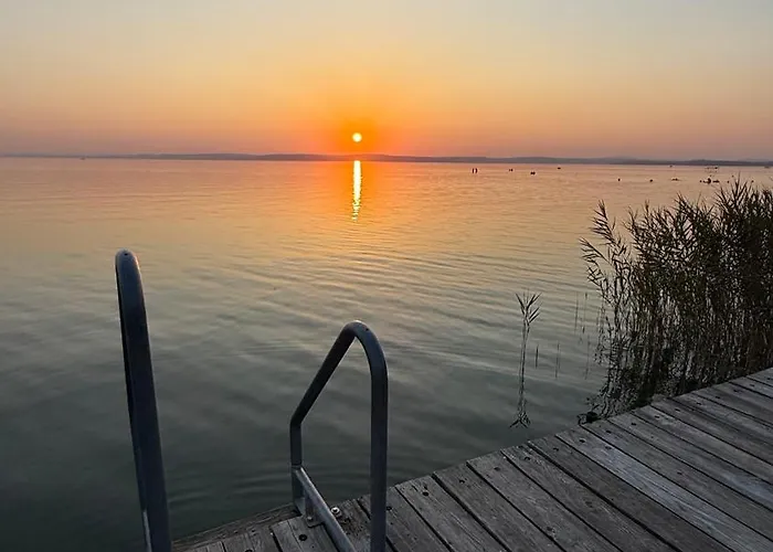 シャレー Retro Lakefront House With A Dock