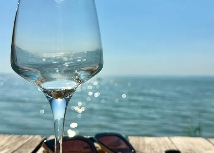 Retro Lakefront House With A Dock シャレー