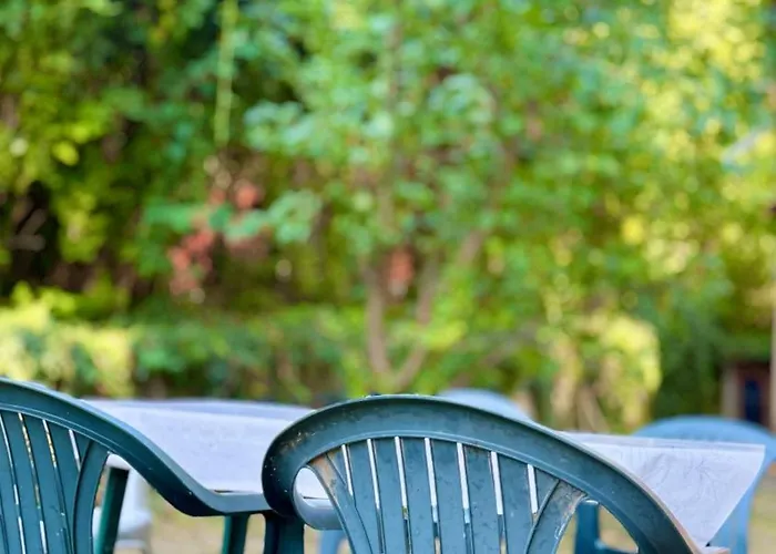 Retro Lakefront House With A Dock Chalet